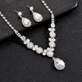Detail van bruidssieradenset met zilveren druppelkristallen ketting en oorbellen - Stijl 5011 Glas Oorknopjes (Ketting Oorbellen)