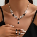 Eleganter Strass-Schmuckset mit Blumenhalskette und Ohrringen an einem Modell - Halskette und Ohrringe 2-teiliges Set (G243) / Silberschwarz