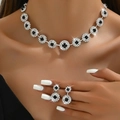 Details des luxuriösen Brautschmuck-Sets mit schwarzen Steinen und Strasssteinen - Runder Blütencluster (G231) / Silber Schwarz Halskette Ohrringe