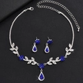 Detailansicht von Halskette und Ohrringen mit blauen Tropfen-Kristallen in Silber - Halskette und Ohrringe 2-teiliges Set (G243) / Blau