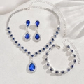 Detailansicht des königsblauen Schmucksets mit Halskette, Ohrringen und Armband - Blau