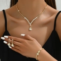 Fonkelende bruidssieradenset met waterdruppel ketting en oorbellen op model - Goud Bloemen Sieraden (Ketting Oorbellen Armband)