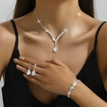 Glinsterende bruidssieradenset met kristallen druppelketting en oorbellen op model - Zilver Bloemen Sieraden (Ketting Oorbellen Armband)