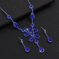 Dettaglio dei cristalli blu a goccia e diamanti marquise nel set di gioielli argento - Set Blu Reale (G237)