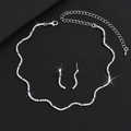 Detailansicht der funkelnden wellenförmigen Brautschmuck-Set mit Strasssteinen - Wellenhalskette und Ohrringe (G001) / Silber