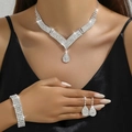 Luxuriöses silbernes Brautschmuck-Set mit glitzerndem Strasshalsband, Armband und Ohrringen - Silberner Stil (582+4 Reihiges Elastisches Armband Silber)