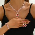Dreiteiliges Schmuckset mit roten Kristallen in Birnenform, inklusive Kette und Ohrringen - Rot