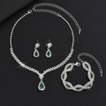 Detailaufnahme von Smaragd- und Diamantschmuck-Set mit Halskette und Armband - Halskette Ohrringe Armband 3-teiliges Set / Silber Grün