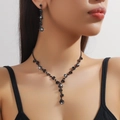 Ensemble bijoux élégant avec collier en strass noirs et boucles d'oreilles sur le modèle - Ensemble 2 pièces (Collier + Boucles d'oreilles) / Noir