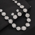 Luxuriöses silberfarbenes Schmuckset mit runden Kristallen für Hochzeiten und Partys - Runder Blütencluster (G231) / Silber Weiß Halskette Ohrringe