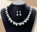 Elegantes Brautschmuck-Set mit Perlen und funkelnden Strasssteinen auf schwarzem Samtständer - Perlen- und Strass-Kollektion / Silber