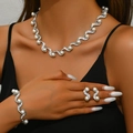 Parure bijoux de mariée argentée avec strass ondulés et perles blanches sur mannequin - Parure Collier Bracelet et Boucles d'Oreilles en Perles Artificielles (G438) / Argent