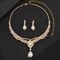 Luxe gouden sieradenset met druppelkristallen voor bruiloften inclusief bijpassende oorbellen - Peer Hanger Vijf Rij Strass (G346) / Gouden Tweedelige Set