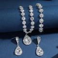 Detail van luxe waterdruppel kristallen ketting en bijpassende oorbellen in zilveren tint - Wit