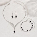 Detail van luxe bruidssieradenset met zwarte druppelkristallen en zilveren strass - Set met zwarte Zirkonia