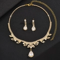 Luxe gouden bruidssieradenset met sprankelende druppelvormige strass ketting en oorbellen - Pavé Waterdruppel (G345) / Gouden Tweedelige Set