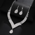 Luxe bruidssieraden set met kristallen V-halsketting en druppelvormige oorbellen - Zilver 2-Delige Set (582 Zilver 2-Delige Set)
