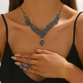 Detail van luxe bruidssieradenset met zwarte strass-steentjes en druppelhanger - Zilver Zwart 2-Delige Set (582 Zilver Zwart 2-Delige Set)