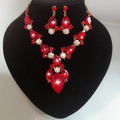 Exquisite red pear-cut crystal necklace and earrings set on black jewelry bust stand - Waterdrop Red Main Stone Set (D1 Gold Red) / Gold Red