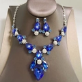 Gedetailleerd aanzicht van bruidssieraden met fonkelende blauwe kristallen druppels - Diepblauw Waterdruppel Kristal Set (D1 Koningsblauw) / Saffierblauw
