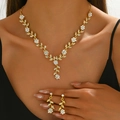 Parure de bijoux florale dorée avec strass portée par un mannequin pour les mariages - Or Blanc