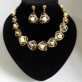 Detail van een gouden sieradenset met parels en fonkelende witte strass-steentjes op zwart - Gouden Bloem Kunstparel Ketting Hangoorbellen (D2 Gouden Ketting Oorbellen)