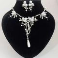 Detail van bruidssieraden set met ruitvormige strass hangers en witte hangende parels - Zilveren Tak Waterdruppel Kunstparel Set (D3 Parel Ketting Oorbellen)