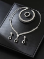 Dettaglio del set di gioielli da sposa con gemme nere a goccia e finitura argento - Collana Bracciale Anello Orecchini / Nero argento