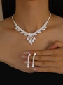 Nahaufnahme der Silberhalskette mit Marquise-Zirkonia und hängenden Fransen-Details - Silber 2-Teiliges Set / Silber
