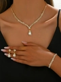 Detailansicht eines luxuriösen Brautschmuck-Sets mit funkelnden Wassertropfen-Kristallen - Ohrringe Halskette Armband Set / Gold Weiß 3er-Set (G229+Doppelreihiges Armband)
