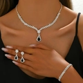 Makro-Detail eines Brautschmuck-Sets mit schwarzen Tropfensteinen und Silberakzenten - Halskette Ohrringe Armband 3-teiliges Set / Silberschwarz