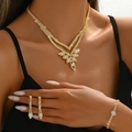 Dettaglio di parure con collana e orecchini in zirconi per matrimoni ed eventi eleganti - Set 3 Pezzi Strass Oro G392