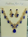 Detalle del conjunto nupcial con cristal azul oscuro y acabado de aleación en tono dorado - Conjunto de joyas (G394) / Dorado-Azul Real