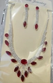 Makro-Detail von silbernem Halsketten- und Ohrring-Set mit roten Edelsteinen - Silber Rot Set / Silber Rot