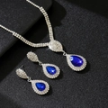 Elegantes silbernes Schmuckset mit blauen Tropfenanhängern und glitzernden Steinen - Blau