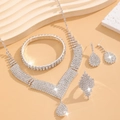 Brautschmuck-Set in Silber mit V-Halskette, Tropfenohrringen und luxuriösen Strasssteinen - Geometrische Raute Silber Halskette Armband Ohrringe und Ring