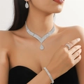 Silbernes Brautschmuck-Set mit glitzernden Strasssteinen, Halskette, Ohrringen und Ring - Silber Halskette Armband Ohrringe und Ring