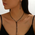 Nahaufnahme des eleganten schwarzen Kristallhalsketten-Sets mit langen linearen Ohrringen - Halskette Ohrringe (G410 Schwarz)