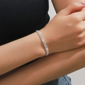 Elegante zilverkleurige dubbele rij tennisarmband met glanzende witte zirkoniasteentjes - Zilveren Stijl (Dubbele Rij Armband met Horlogesluiting)