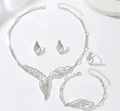 Exquisites Brautschmuck-Set mit Feder-Halskette und glänzendem Silber-Finish - Halskette Armband Ring Ohrringe (02 Silber)