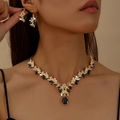 Elegante set gioielli da sposa con cristalli neri e finitura dorata sulla modella - Set di gioielli (G394) / Oro-Nero