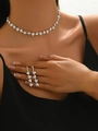 Detailansicht des silbernen Brautschmuck-Sets mit funkelnden Strasssteinen am Model - Strass Silber Halskette Ohrringe