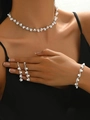 Elegante set da sposa in argento con perle bianche e zirconi indossato dal modello - Collana Orecchini Bracciale Perla Argento