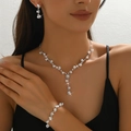 Elegantes Perlen-Schmuckset mit Kette Ohrringen und Armband für festliche Abendgarderobe - Halsketten-, Ohrring- und Armband-Set / Silber (483)