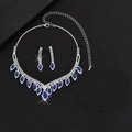 Detail von funkelnder Halskette mit blauen Marquise-Kristallen und passenden Ohrringen - Blaues Zweiteiliges Set