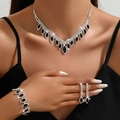 Details des Brautschmuck-Sets mit schwarzen Marquise-Steinen und funkelnden Kristallen - Schwarzes Dreiteiliges Set