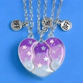 Vista macro di tre collane BFF a forma di cuore con smalto sfumato viola e stelle - Tre Pezzi (XL666) / Collana Stella Viola