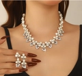 Elegante set di gioielli con perle bianche e strass scintillanti da sposa - Set collana e orecchini - Argento bianco