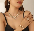 Elegantes champagnegoldenes Schmuckset mit birnenförmigen Steinen und Kristallen - 4-teiliges Set (Halskette+Ohrringe+Armband+Ring) / Goldchampagner