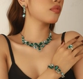 Elegantes vierteiliges silbernes Schmuckset mit grünen Strasssteinen am Modell getragen - 4-teiliges Set (Halskette+Ohrringe+Armband+Ring) / Grün